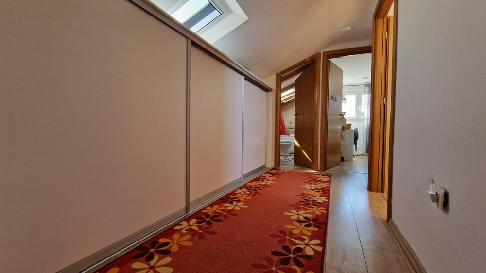 Hall med röd matta och skåp under tak