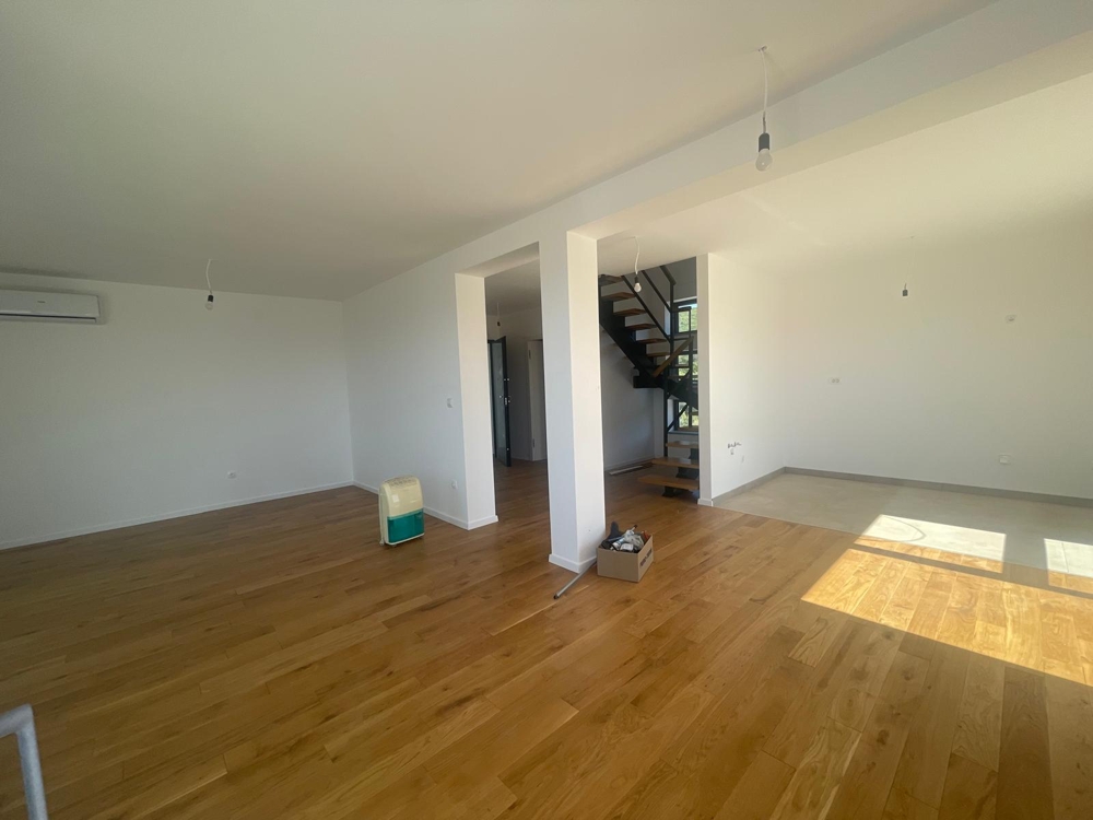 Öppen plats i skalet, utsikt över stora glasdörrar till altanen och havet