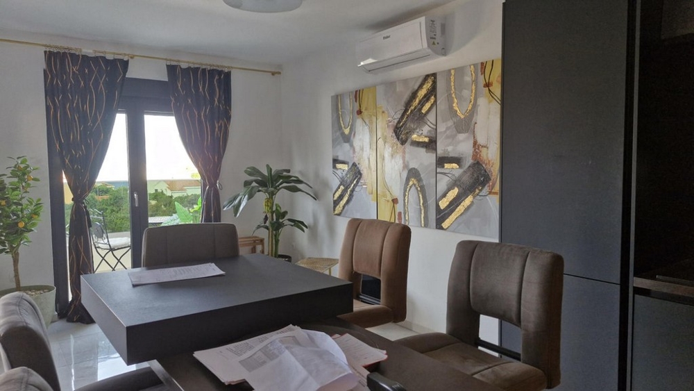 Matplats med bord, stolar och dekorationer, tillgång till balkong