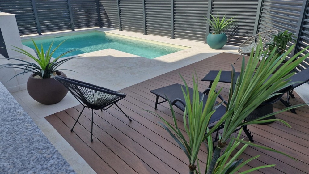 Trädgård och pool av lägenhet A3413 till salu i Kroatien.