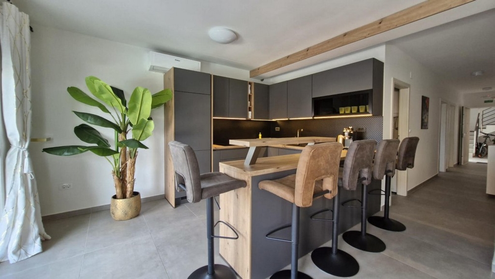 Funktionellt kök och matplats i fastighet A3413 i Kroatien.