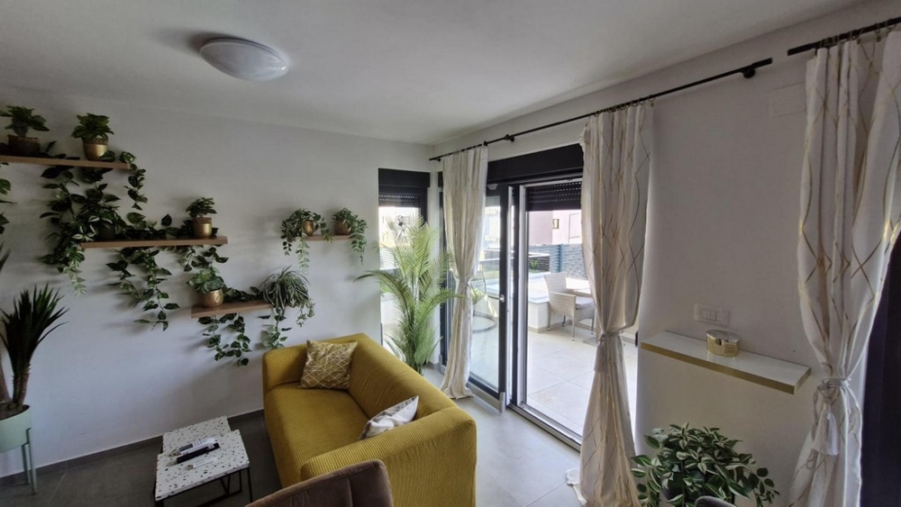 Ytterligare en titt in i vardagsrummet i lägenhet A3413.