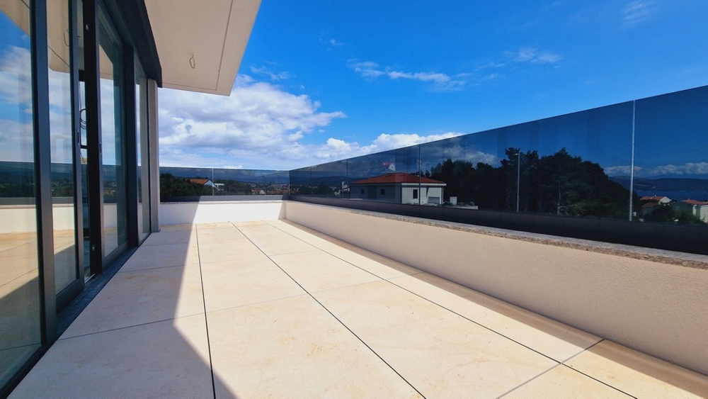 Stor terrass till lägenhet A3419, som är till salu på ön Krk.