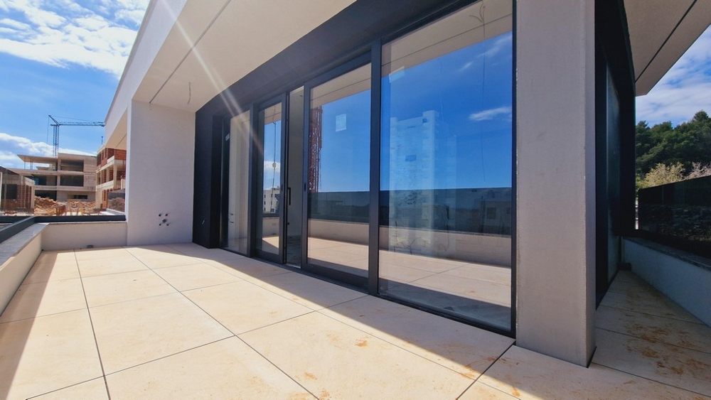 Stor terrass med skjutbara glasdörrar av fastighet A3419 i Krk-regionen.