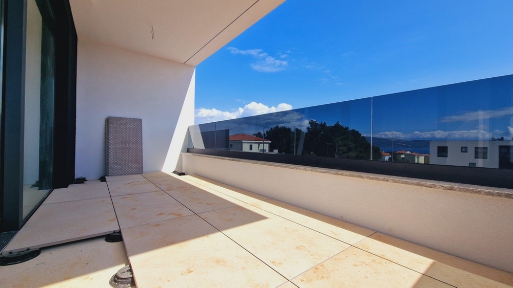 Täckt terrass på fastigheten A3420, som är till salu på ön Krk i Kroatien.