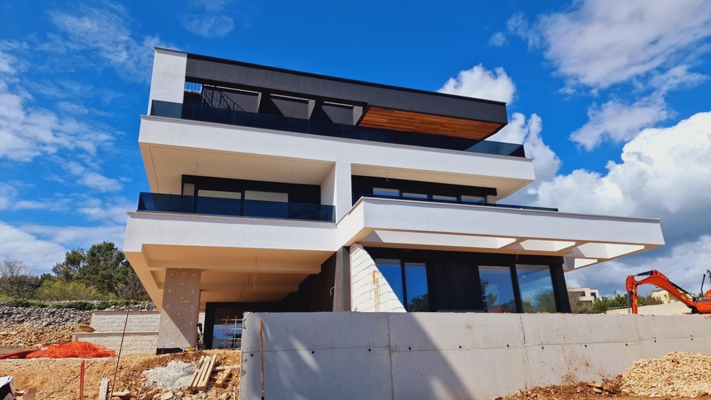 Modern ny byggnad där lägenheter säljs i Kroatien på ön Krk.