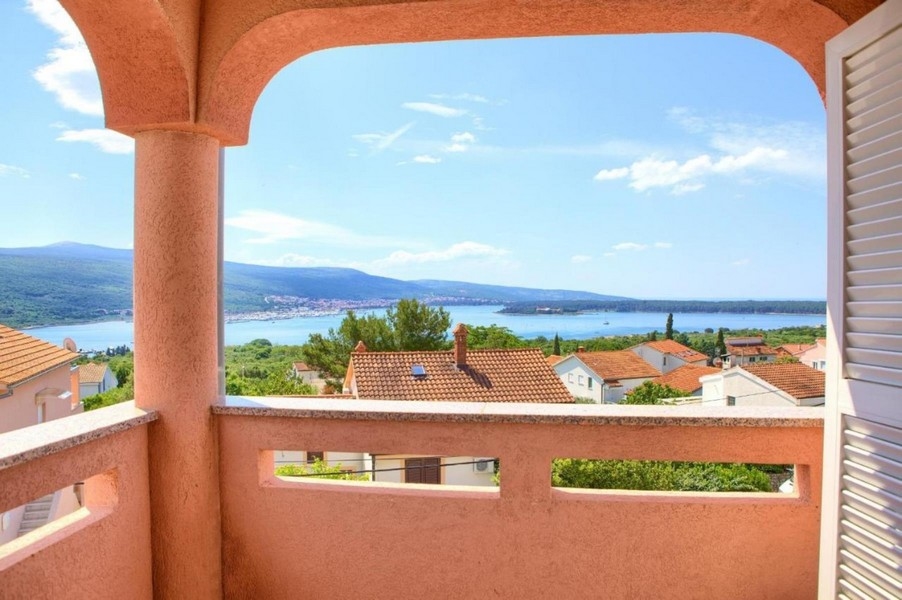 Terrass med utsikt över havet i lägenhet A3423, som är till salu i Kroatien.