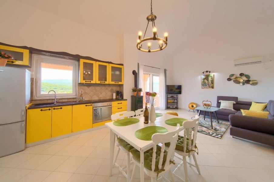 Matplats och kök i lägenhet A3423 i Kroatien.