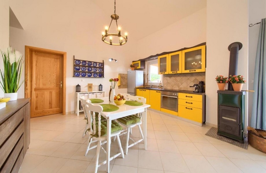 Entré och utsikt över matsalen och det gula köket i lägenhet A3423.