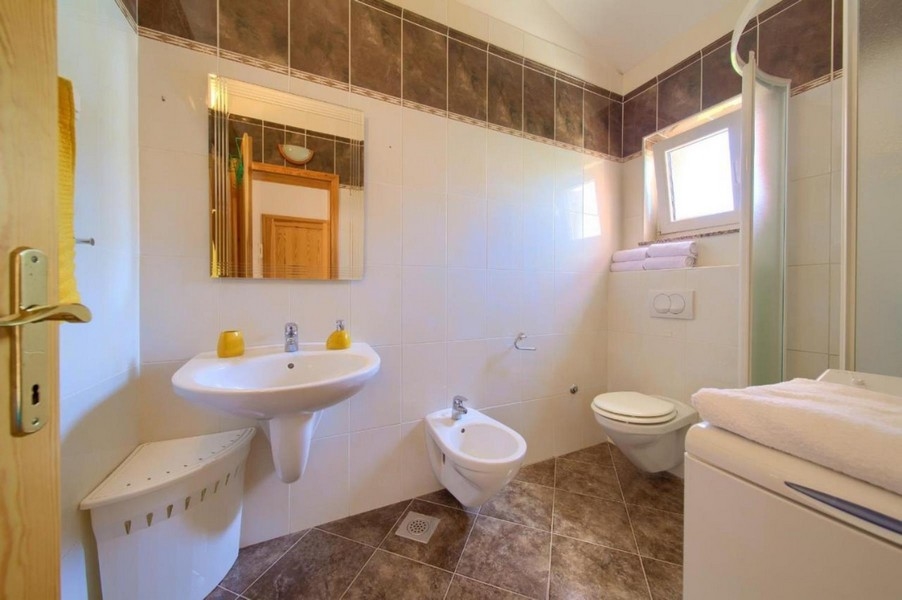 Modernt badrum med bidé, toalett och dusch