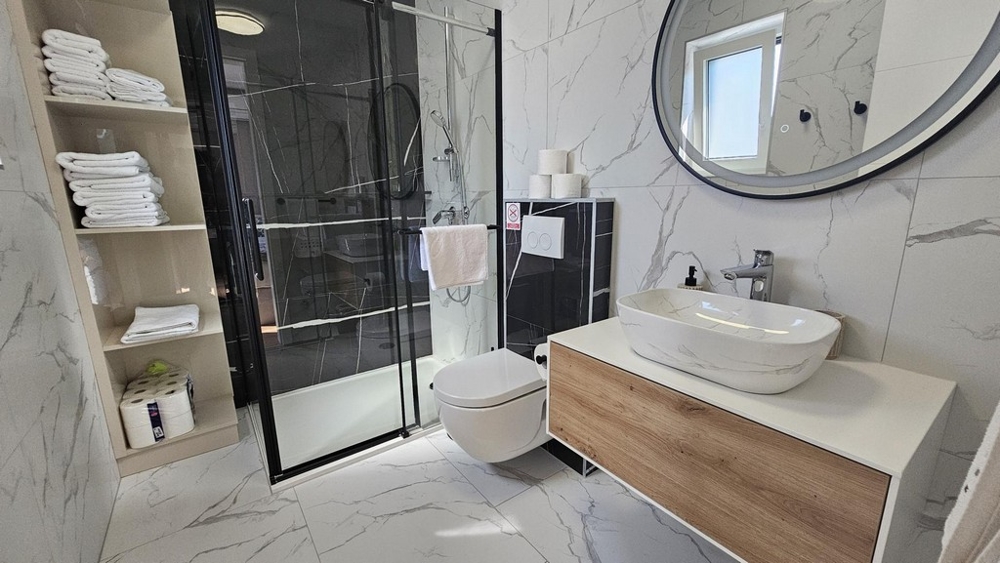 Modernt badrum med dusch