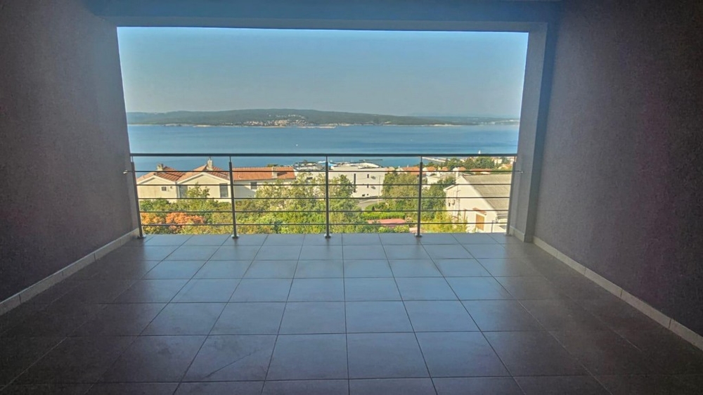 Terrass med utsikt över staden och havet