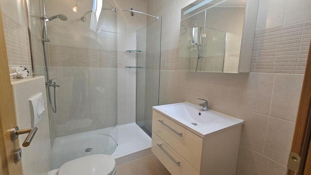 Modernt badrum med duschkabin