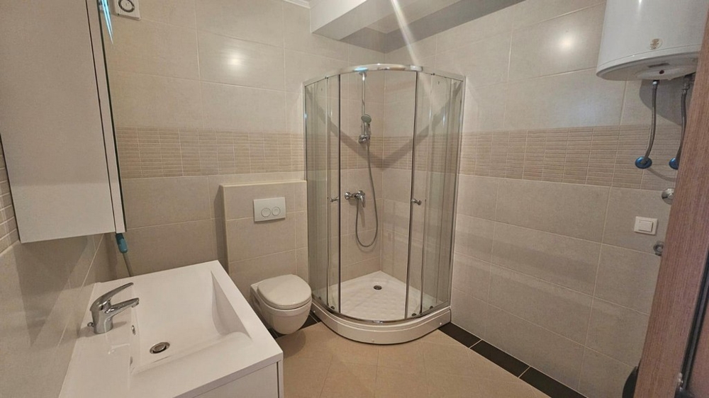 Andra badrum med duschkabin