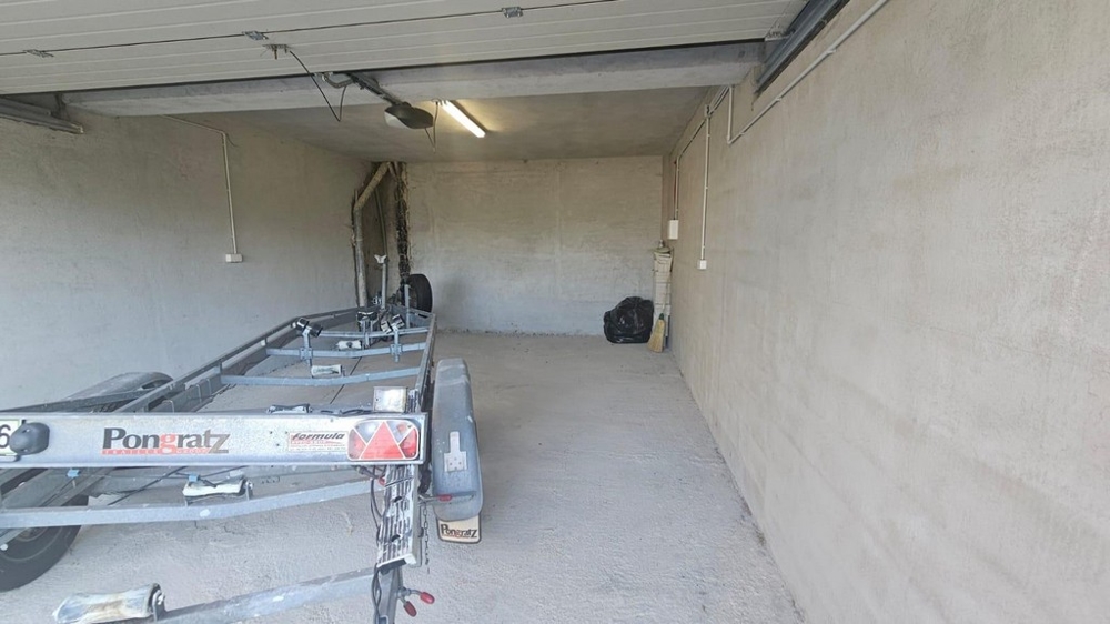 Rymligt garage med plats för släpvagn