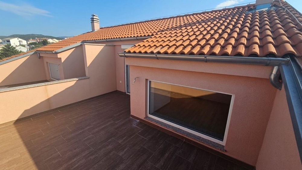 Den öppna takterrassen i lägenhet A3432 i Crikvenica.