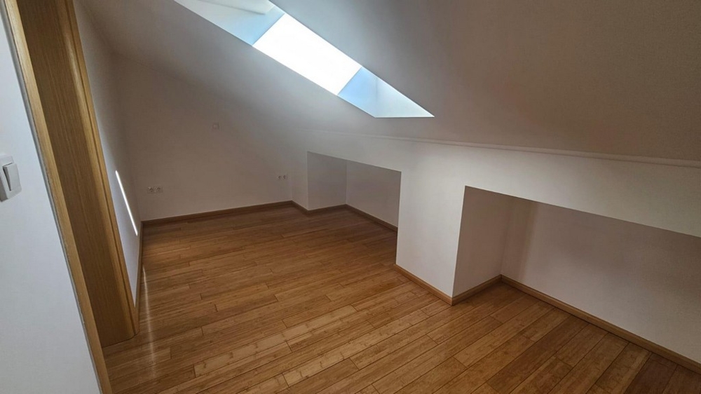 Rum med takfönster och trägolv