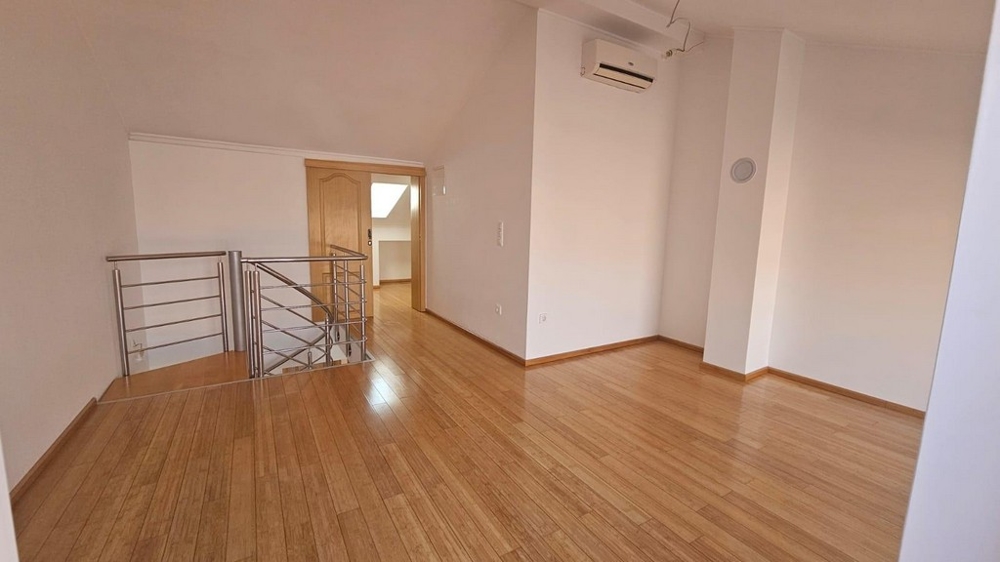 Öppen plats med spiraltrappa och luftkonditionering