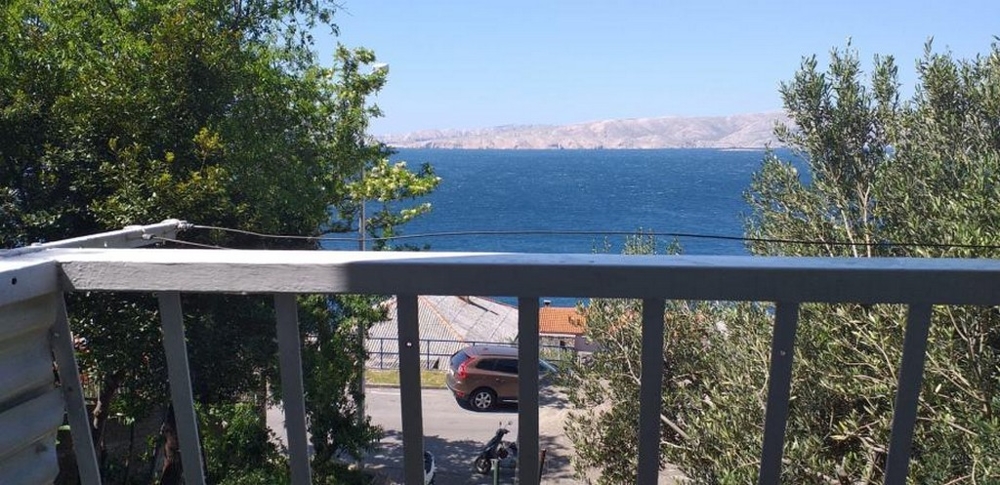 Havsutsikt från terrassen till lägenheten till salu i Senj (Kroatien).