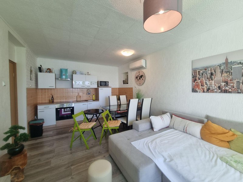 Utsikt från vardagsrummet till pentryt i fastigheten.