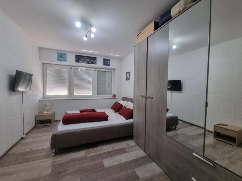 Sovrummet med en stor garderob.