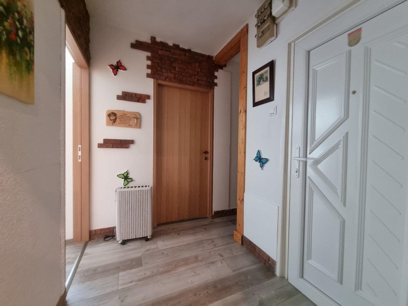 Hall och entré till lägenhet A3433, som är till salu i Croatia.d