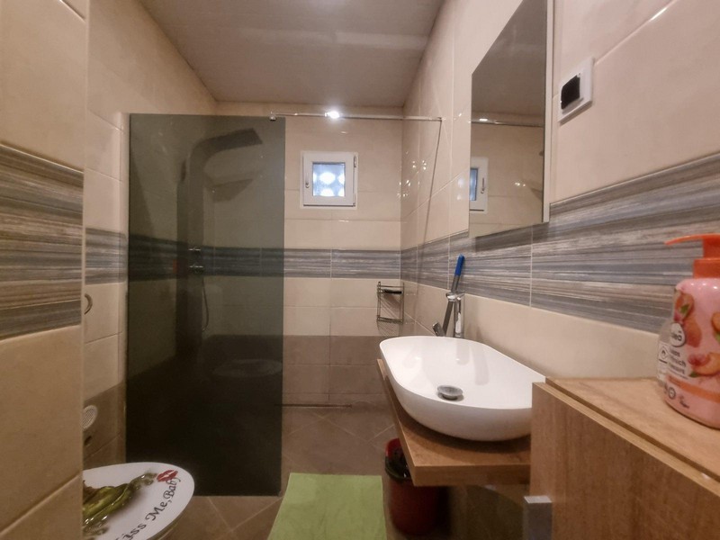 Badrummet med dusch.