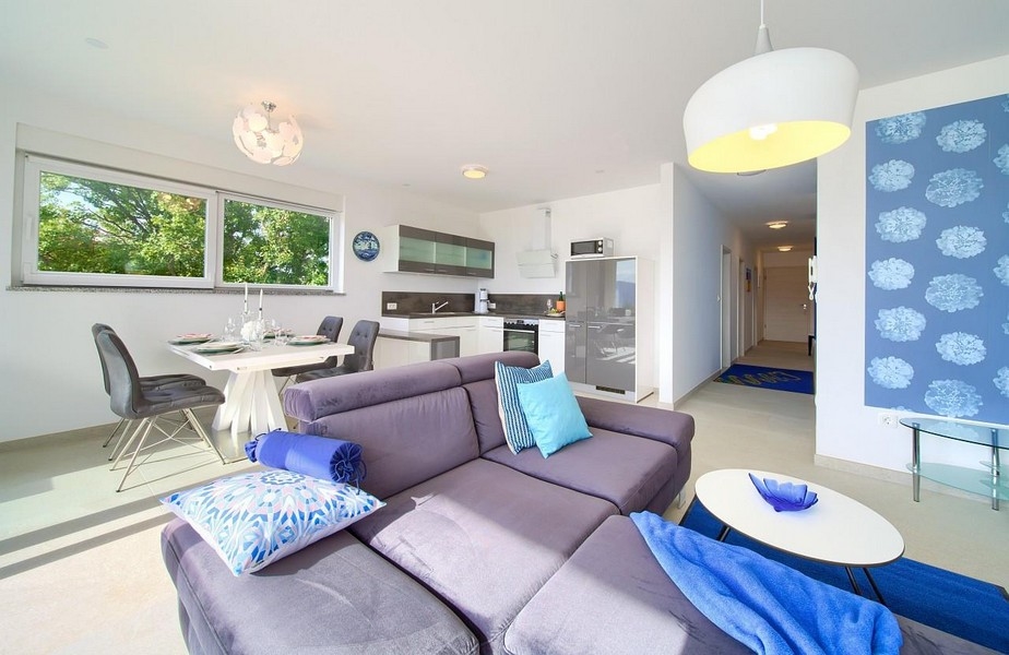 Vardagsrum, kök och matsal.