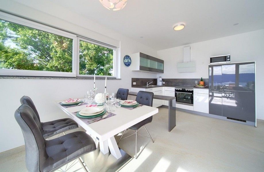 Matsal och närmare titt in i köket.