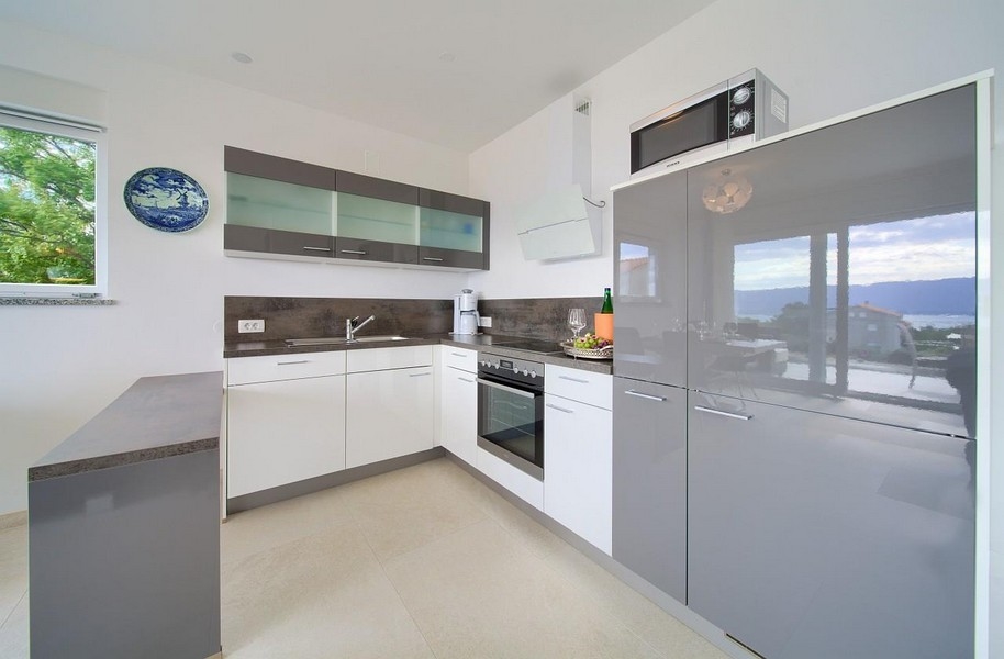 Högkvalitativt kök med moderna vitvaror.