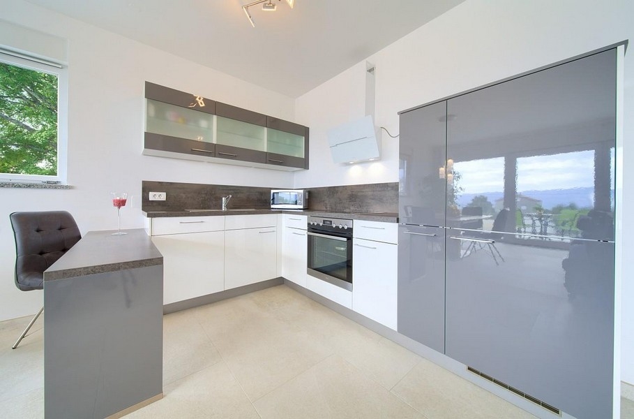 Modernt kök med högkvalitativa vitvaror.