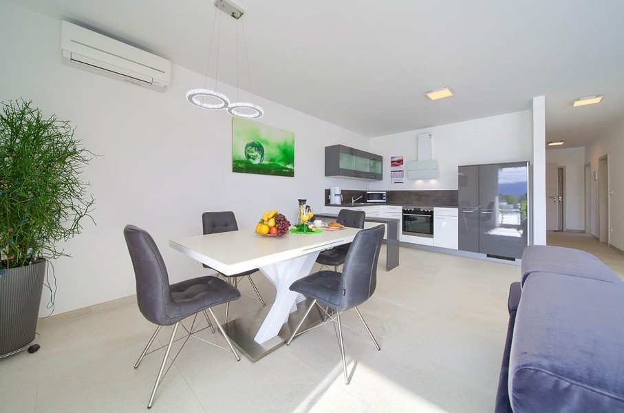 Luftkonditionerad matplats på fastigheten A3446, Kroatien, ön Krk.