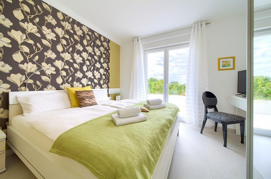 Sovrum med utgång till terrassen.