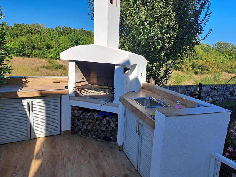 Sommarkök med grill i fastighet A3446, ön Krk.