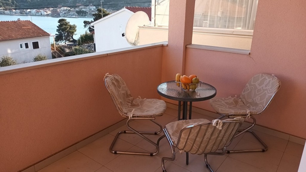 Terrass med litet matbord av fastighet A3447 i Tisno, Kroatien - Panorama Scouting.