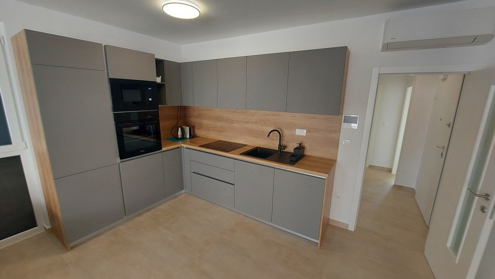 Högkvalitativt kök i en ny lägenhet i Zadar, Kroatien.