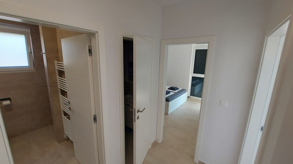 Utsikt till badrummet från hallen.