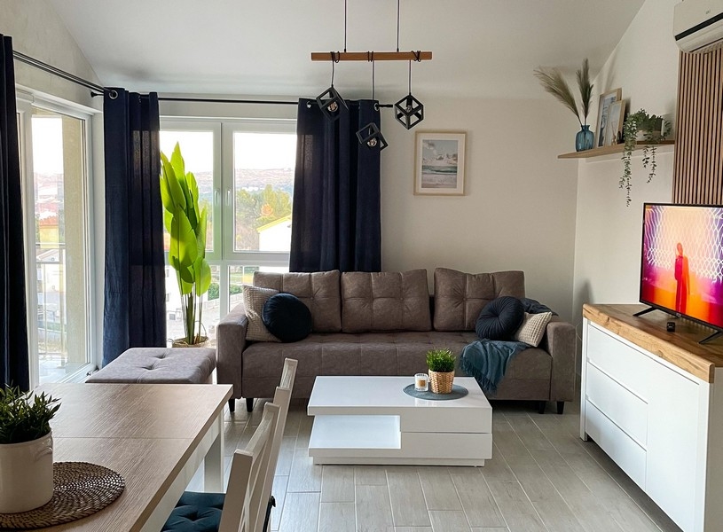 Modernt vardagsrum i lägenhet A3454 i Kroatien på ön Krk.