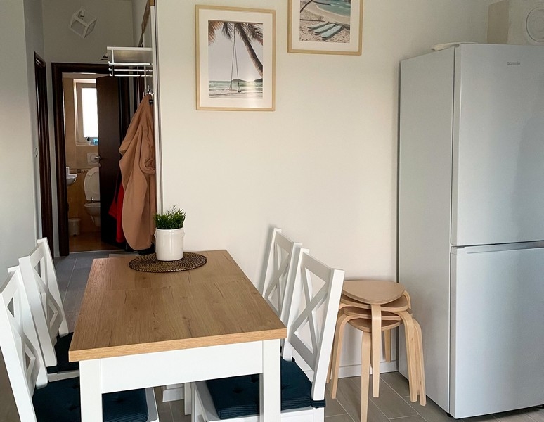 Matplats och utsikt in i hallen i lägenhet A3454 nära Soline i Kroatien.