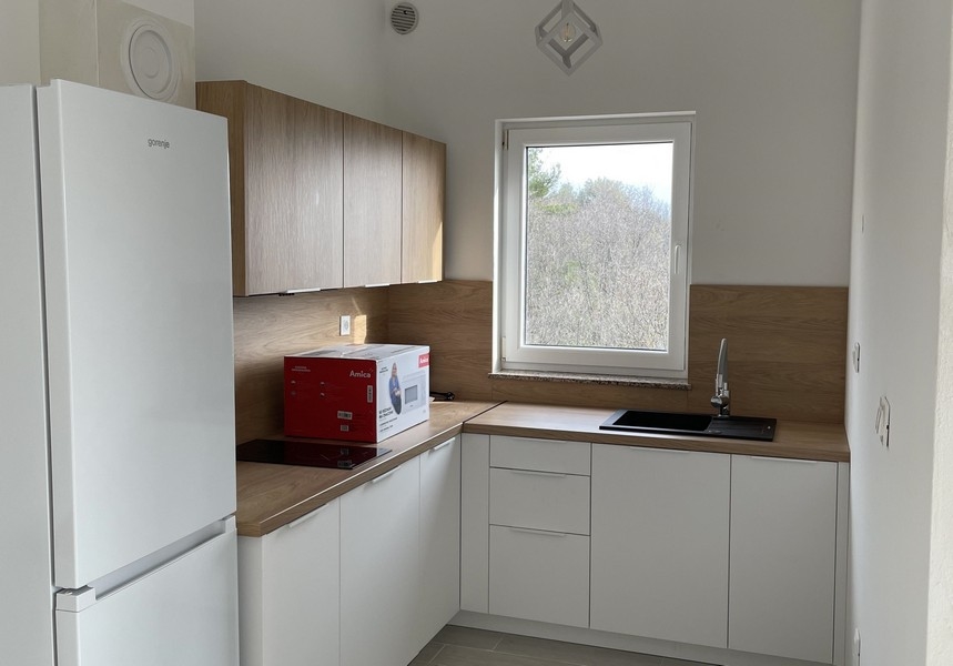 Fastighetens moderna och minimalistiska kök.