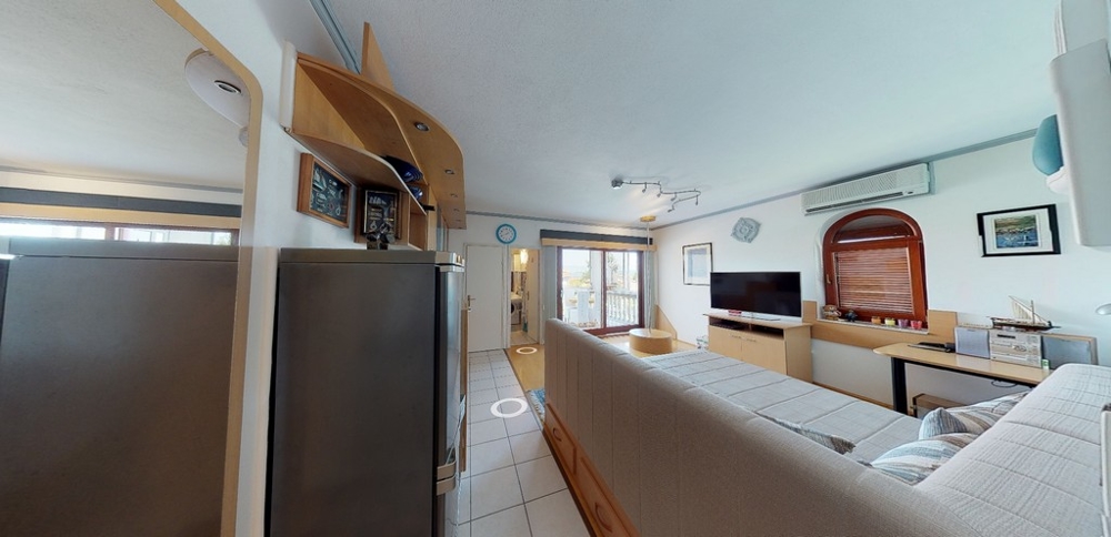 Vardagsrum med utsikt över terrassen på fastighet A3458, Kroatien.