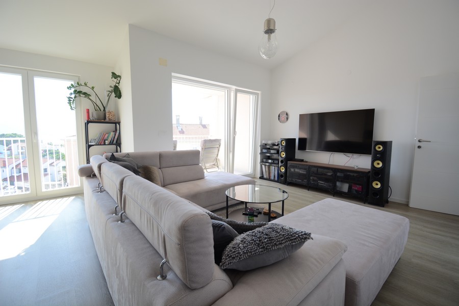 Vardagsrum med utsikt över terrassen - fastighet A3461 i Kroatien.