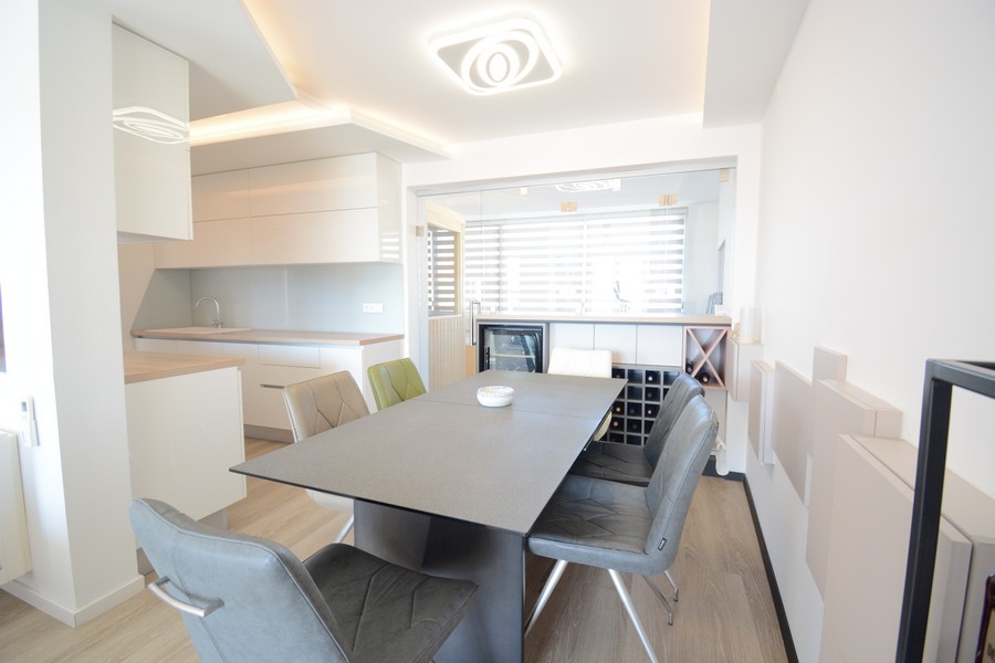 Modern matplats med högkvalitativt kök i lägenhet A3461 i Kroatien.