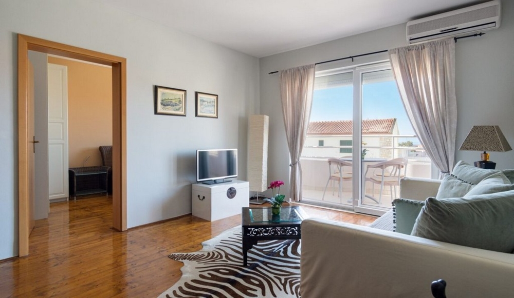 Möblerat vardagsrum med utsikt över terrassen på fastighet A3462.