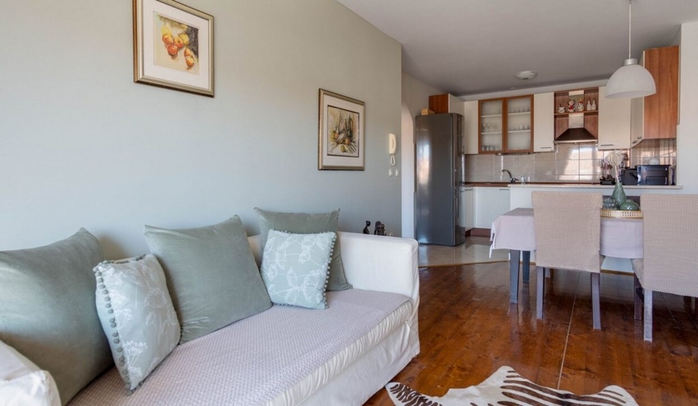 Vardagsrum och utsikt in i det funktionella köket på fastighet A3462 i Makarska, Kroatien - Panorama Scouting.