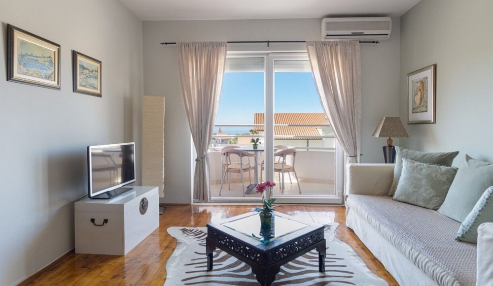 Luftkonditionerat och stilfullt inrett vardagsrum.