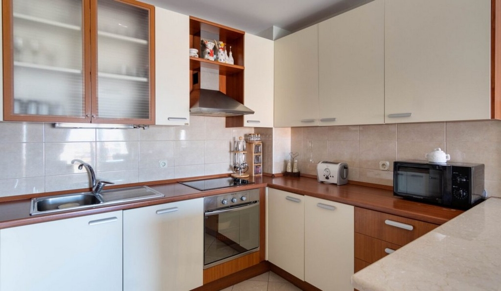 Rymligt kök av fastighet A3462 i Kroatien.