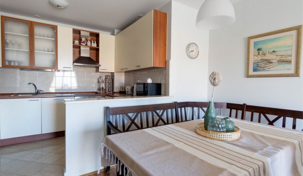 Matbord och utsikt över korna i lägenhet A3462.