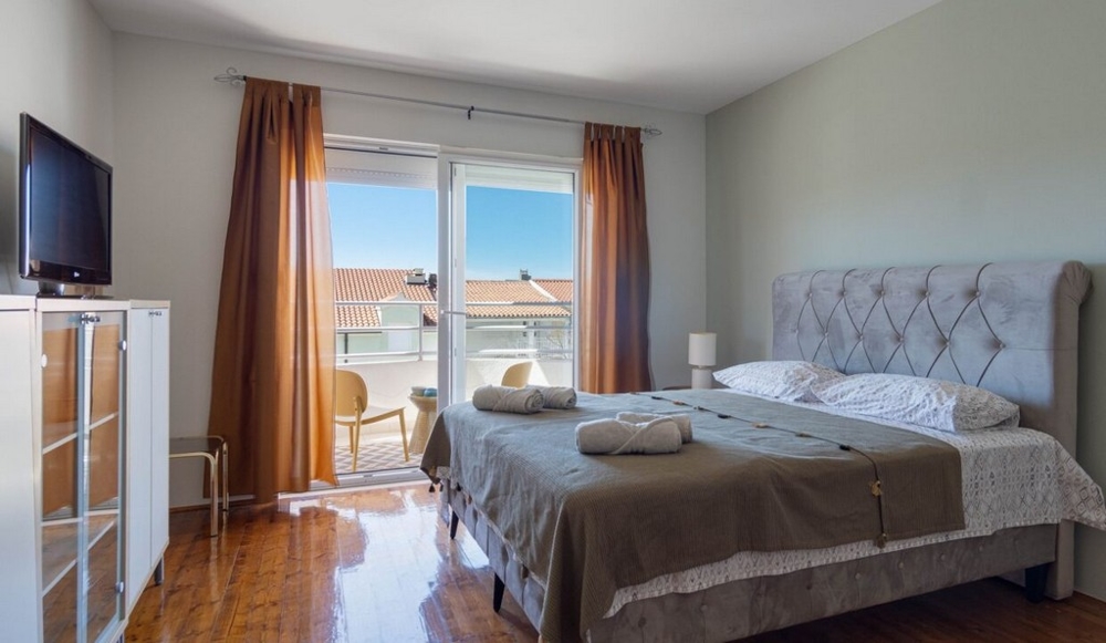 Det rymliga sovrummet i lägenhet A3462 i Kroatien.