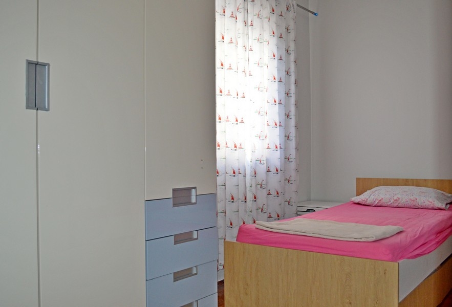 Det mindre sovrummet har en enkelsäng.